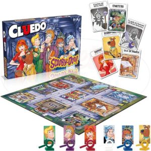 Vista della confezione del Cluedo Scooby Doo aperta, mostrando i vari componenti del gioco, inclusi pedine e carte.