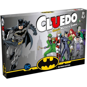 Confezione del gioco Cluedo Edizione Batman con immagine di Gotham City e i personaggi iconici di Batman, incluse le pedine, i dadi e gli accessori del gioco