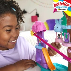 bambina che gioca con Pollyville Casa sull'Albero: Polly Pocket - Mattel in casa