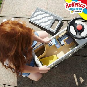 Camper Cavalcabile: Big - (2 in 1) 5 Big camper 2 1 bambina che apre il camper e mostra l interno