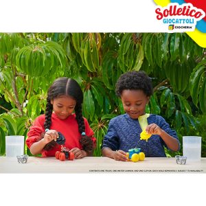 Bambini che giocano con Monster Trucks Color Reveal - Hot Wheels: Mattel in giardino.