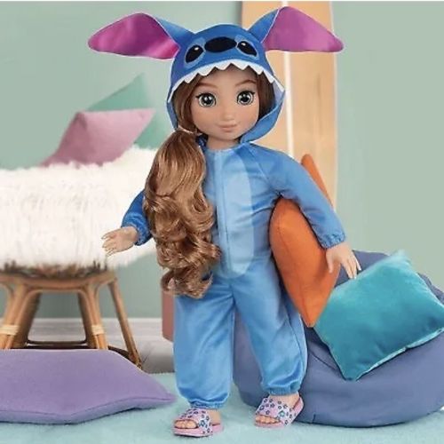 Bambola Stitch Disney ILY 4 Ever 50 cm – Gioca e Colleziona 9 Bambina sorridente che gioca con la bambola Disney ILY 4 Ever vestita da Stitch.