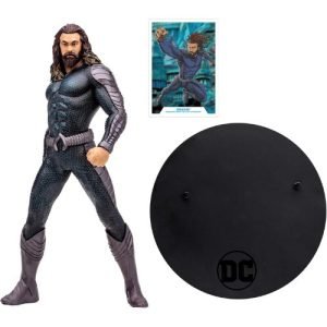 Tuta Stealth di Aquaman: design dettagliato e visibile sulle spalle e sulla schiena della statua.