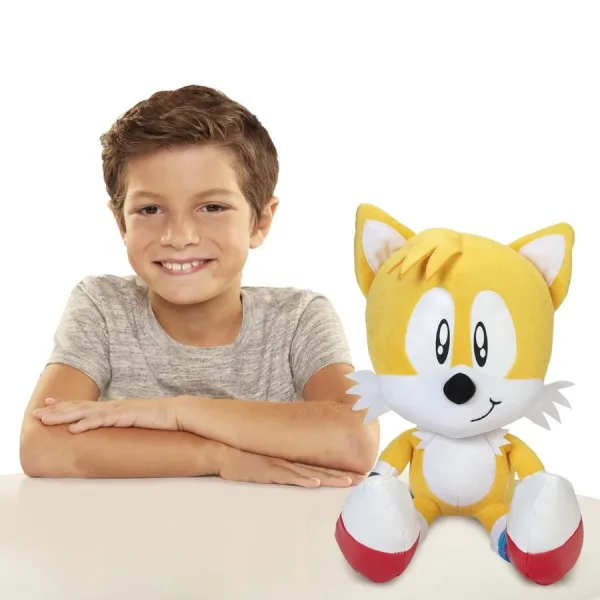 Tails Peluche Jumbo 40 cm – Ufficiale Sonic the Hedgehog 11 Bambino che abbraccia il peluche di Tails da 40 cm