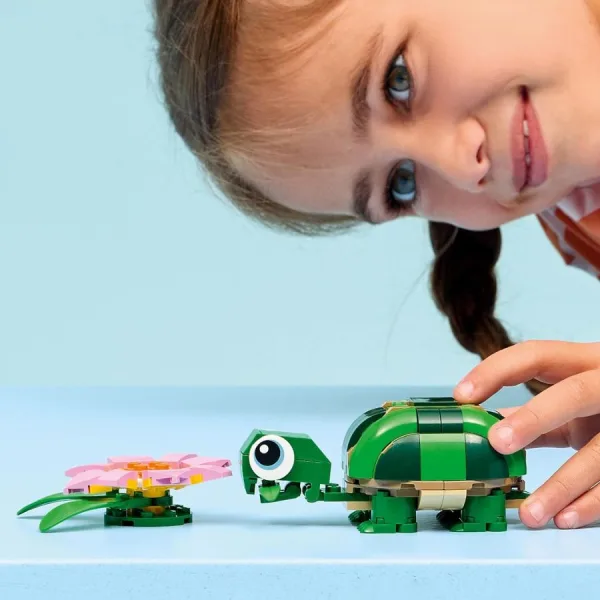 LEGO Creator 3 in 1 Tartaruga con Fiore di Ninfea – Animale Trasformabile in Camaleonte o Rana | 15cm x 14cm x 4,5cm 17 LEGO Creator 3 in 1 Tartaruga