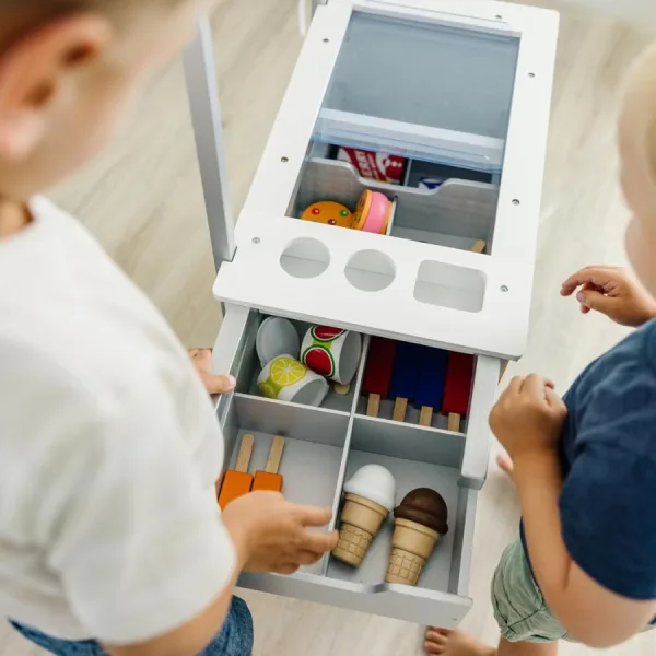 Carretto Gelati Snacks e Dolci in Legno - Set Gioco 2 in 1 in legno - Melissa & Doug | 68cm x 35cm x 125cm 7 Carretto Gelati Snacks e Dolci in Legno - Set Gioco 2 in 1 in legno - Melissa & Doug | 68cm x 35cm x 125cm - immagine 4
